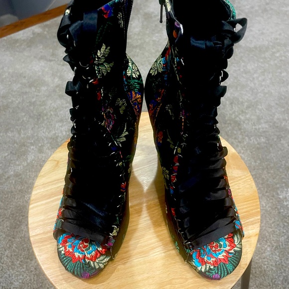 Black bootie multi color.  Size 10 - Picture 2 of 3